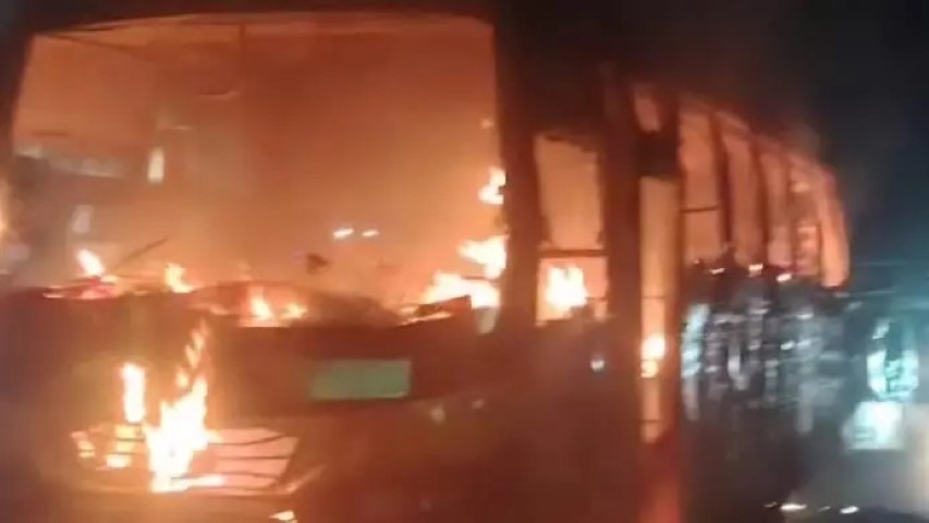 গাজীপুরে চলন্ত বাসে আগুন, অল্পের জন্য রক্ষা পেল যাত্রীরা